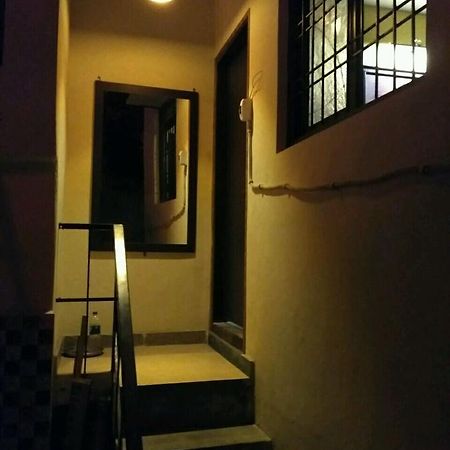 Metro House New Delhi Bagian luar foto