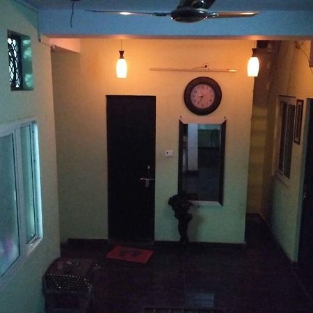 Metro House New Delhi Bagian luar foto