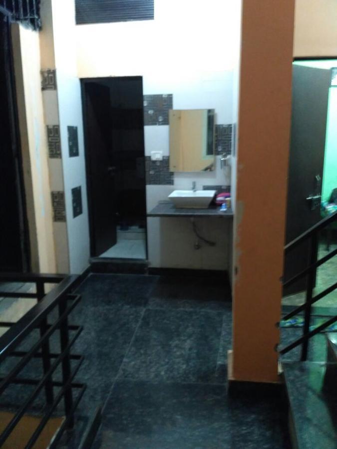 Metro House New Delhi Bagian luar foto